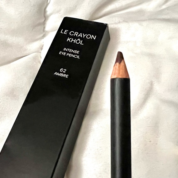 👑✅PRICE FIRM✅ AUTHENTIC Brand new CHANEL eye pencil and nail polish set - Picture 7 of 10